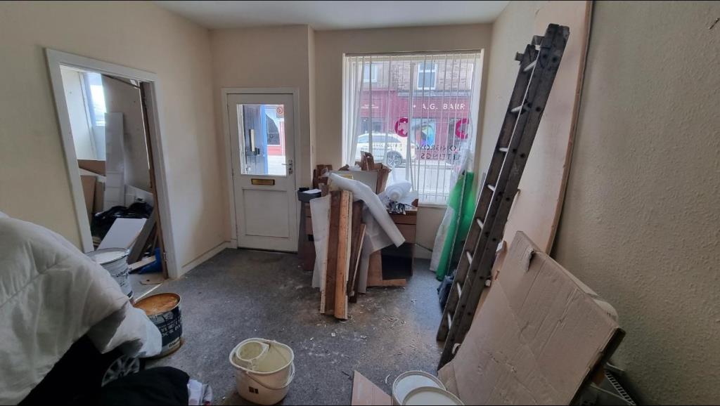 Lot: 90 - VACANT COMMERCIAL PREMISES WITH POTENTIAL - Main Entrance and reception area looking towards the door